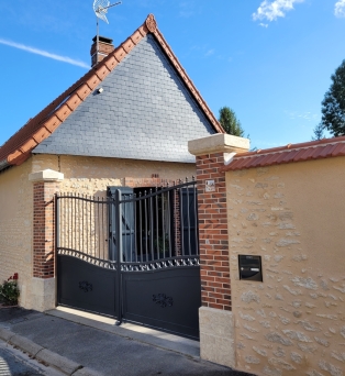 Reconstruction de pilier de portail en briques et pierre de taille, ravalement en pierre apparente à Corancez