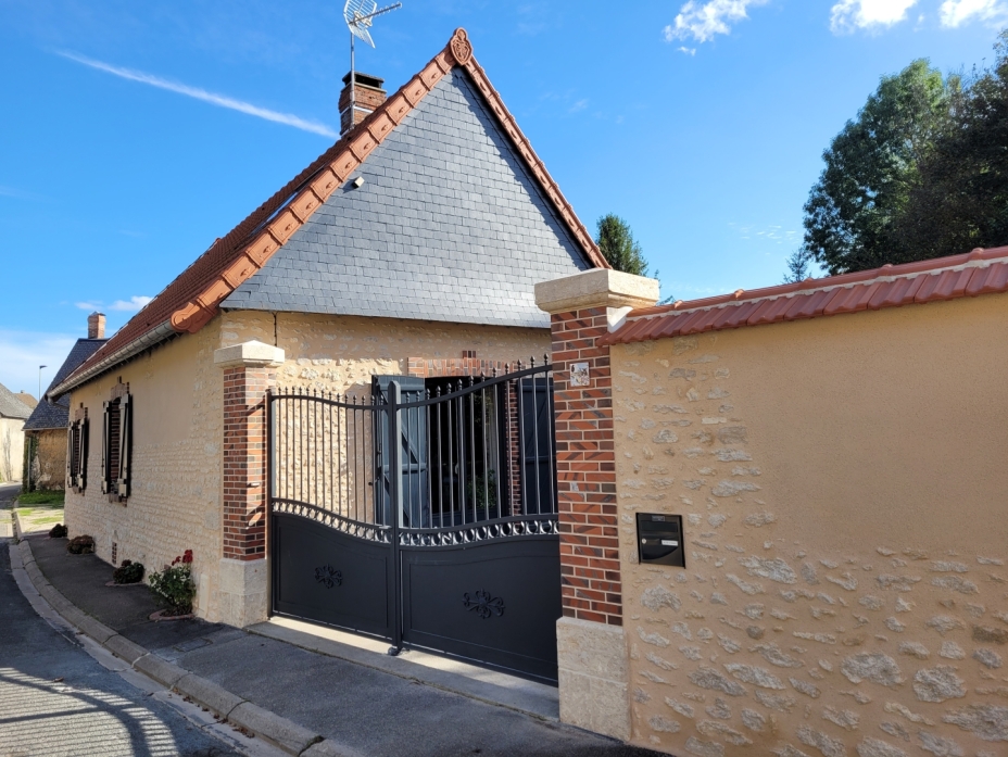 Reconstruction de pilier de portail en briques et pierre de taille, ravalement en pierre apparente à Corancez