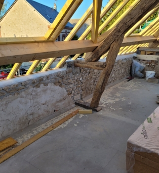 Reconstruction de mur en pierre, reprise de scellement de charpente à Prunay le Gillon