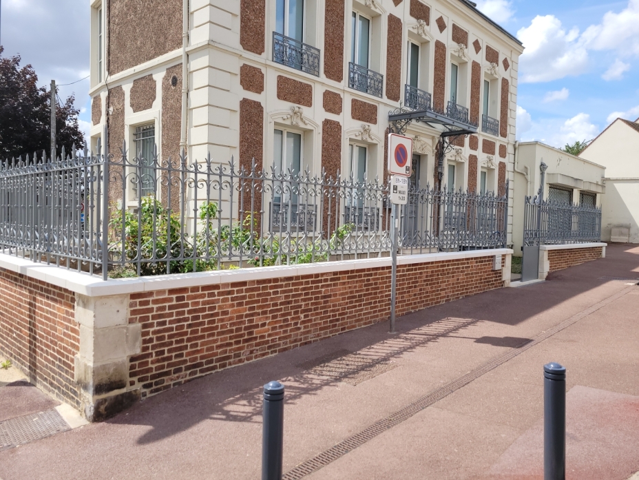 Restauration de muret en briques et remplacement de chaperon en pierre de la Vienne à Epernon