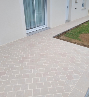 Aménagement de terrasse sur mesures en pierre naturelle finition antidérapante à Prunay le Gillon