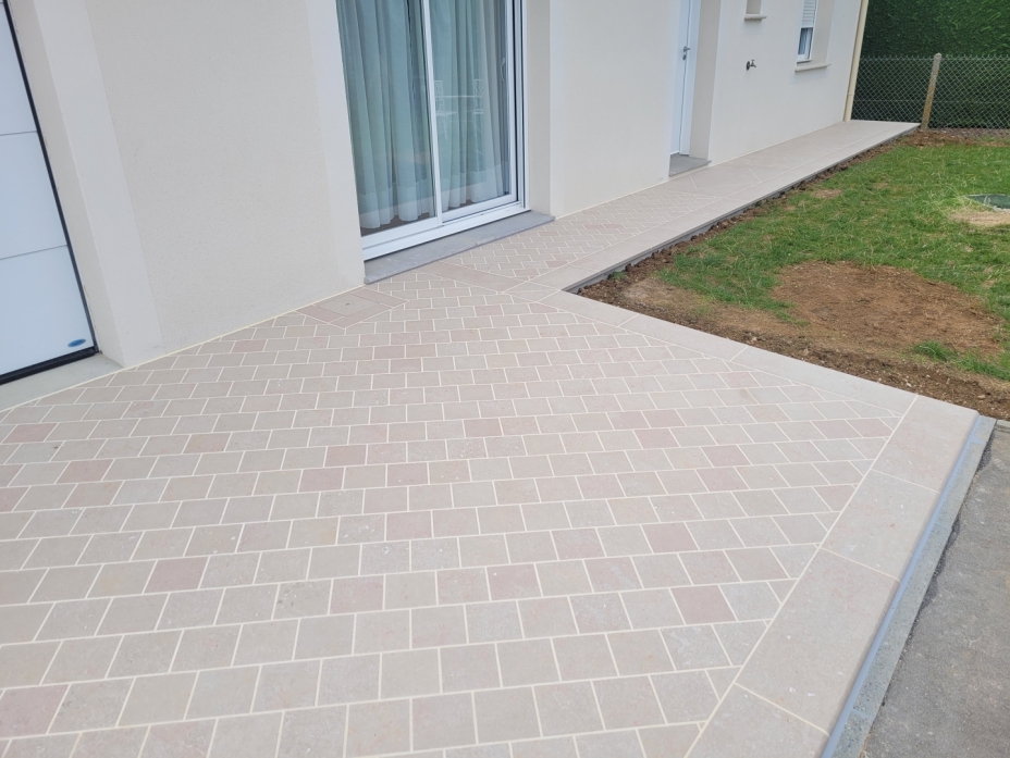 Aménagement de terrasse sur mesures en pierre naturelle finition antidérapante à Prunay le Gillon