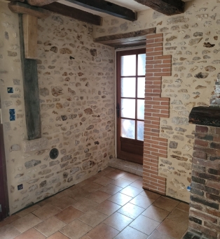 Jointoiement de mur intérieur en enduit de chaux pour pierre apparente , réfection des angles de murs en briques à l'ancienne à Prunay le Gillon