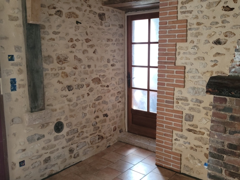 Jointoiement de mur intérieur en enduit de chaux pour pierre apparente , réfection des angles de murs en briques à l'ancienne à Prunay le Gillon