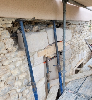 Remplacement de linteau en sous œuvre en pierre Travertin à Béville le Comte