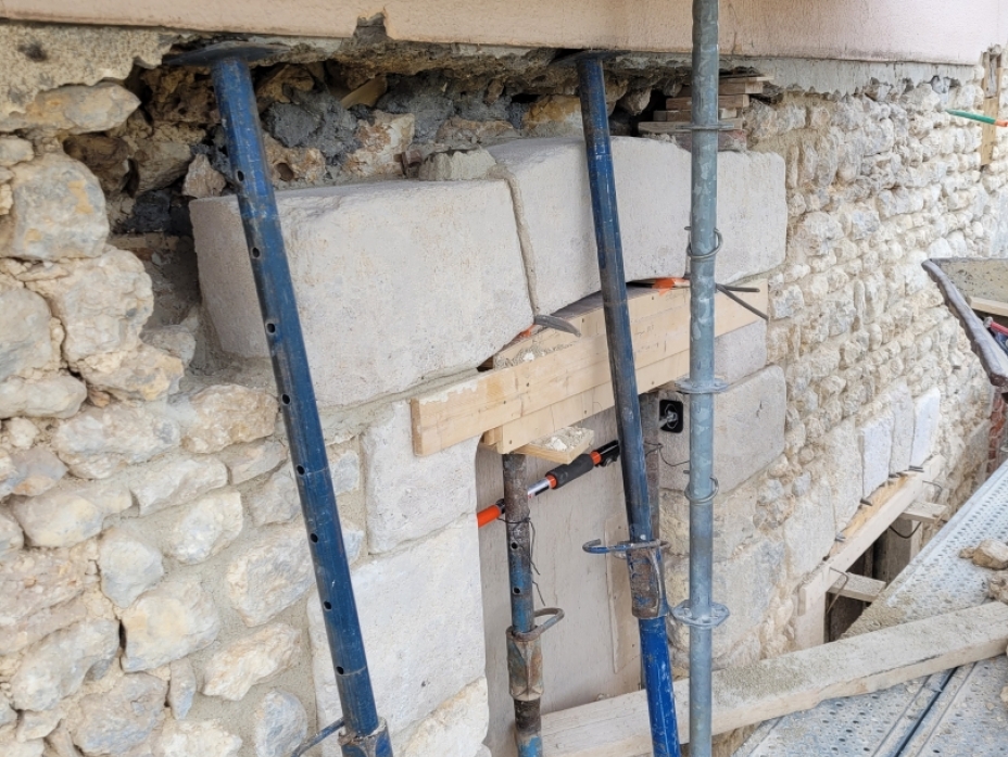 Remplacement de linteau en sous œuvre en pierre Travertin à Béville le Comte