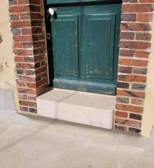 Remplacement de seuil de porte en pierre de Berchères à Chartres quartier Grands Près