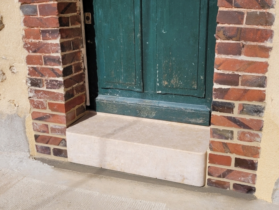 Remplacement de seuil de porte en pierre de Berchères à Chartres quartier Grands Près