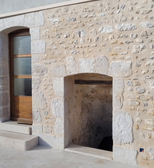 Restauration de façade, remplacement de pierre en sous œuvre et ravalement à la chaux à Voise