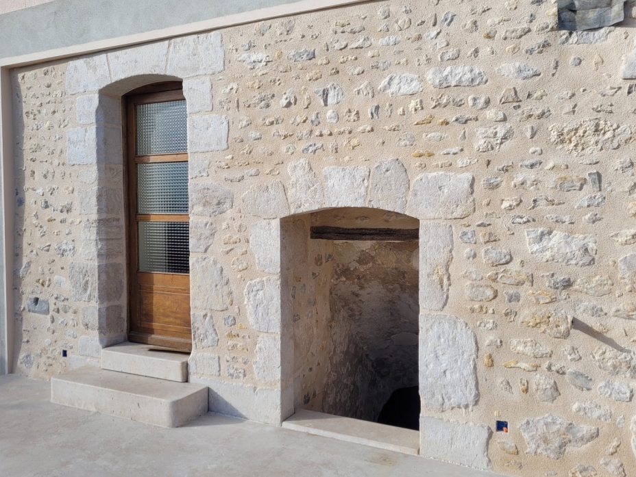 Restauration de façade, remplacement de pierre en sous œuvre et ravalement à la chaux à Voise