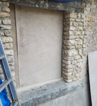 Reconstruction de jambage de fenêtre en moellon