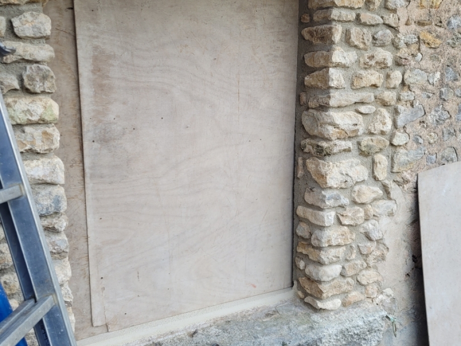 Reconstruction de jambage de fenêtre en moellon