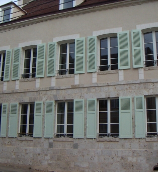 Restauration totale de façade, remplacement de pierre de Berchères, ravalement à la chaux à Chartres quartier St Brice/Chanzy