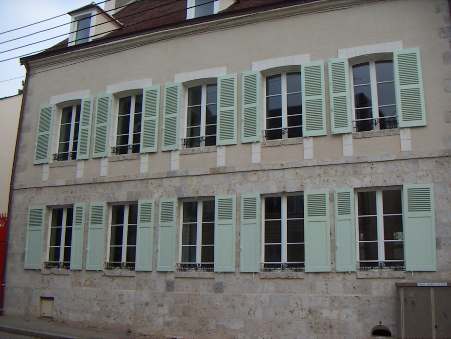 Restauration totale de façade, remplacement de pierre de Berchères, ravalement à la chaux à Chartres quartier St Brice/Chanzy