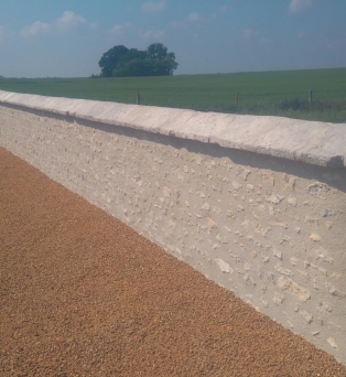 Reconstruction à l'identique de mur de cimetière en pierre apparente à Francourville