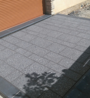 Terrasse en pierre bleue flammé à Janville en Beauce