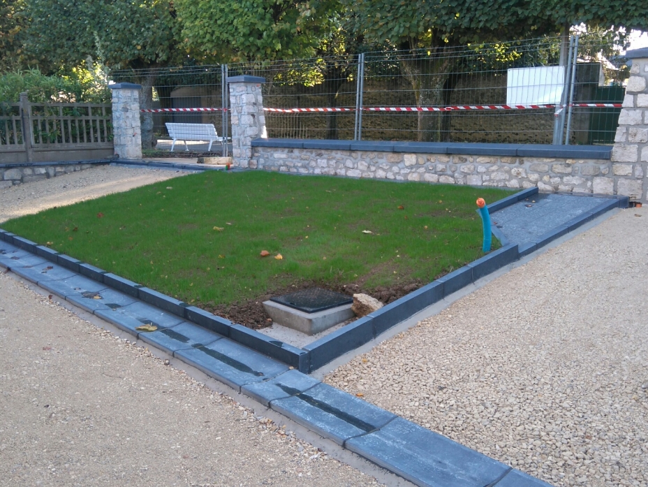 Aménagement de cour avec des caniveaux et bordures en pierre bleue sur mesures à Janville