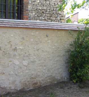 Reconstruction de mur en pierre avec couverture en tuile de pays à Chartres