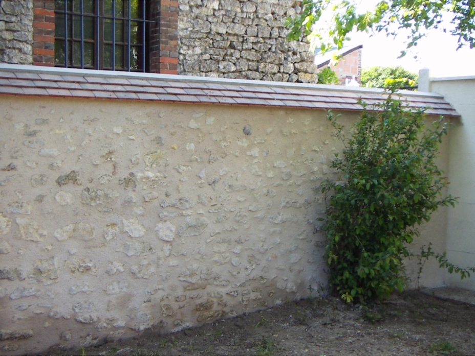 Reconstruction de mur en pierre avec couverture en tuile de pays à Chartres