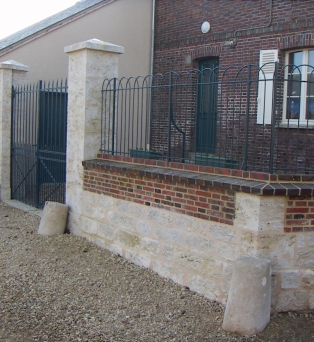 Restauration d'un muret de clôture à l'identique en pierre de Berchères et brique flammée à Fresnay Le Comte