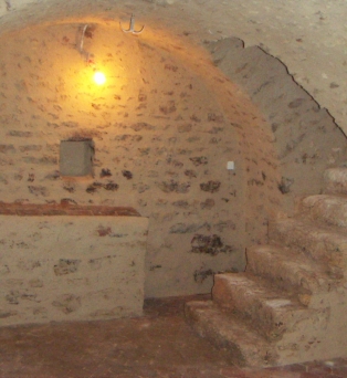 Jointoiement d'une voute de cave en pierre au mortier de chaux naturelle à Prunay le Gillon