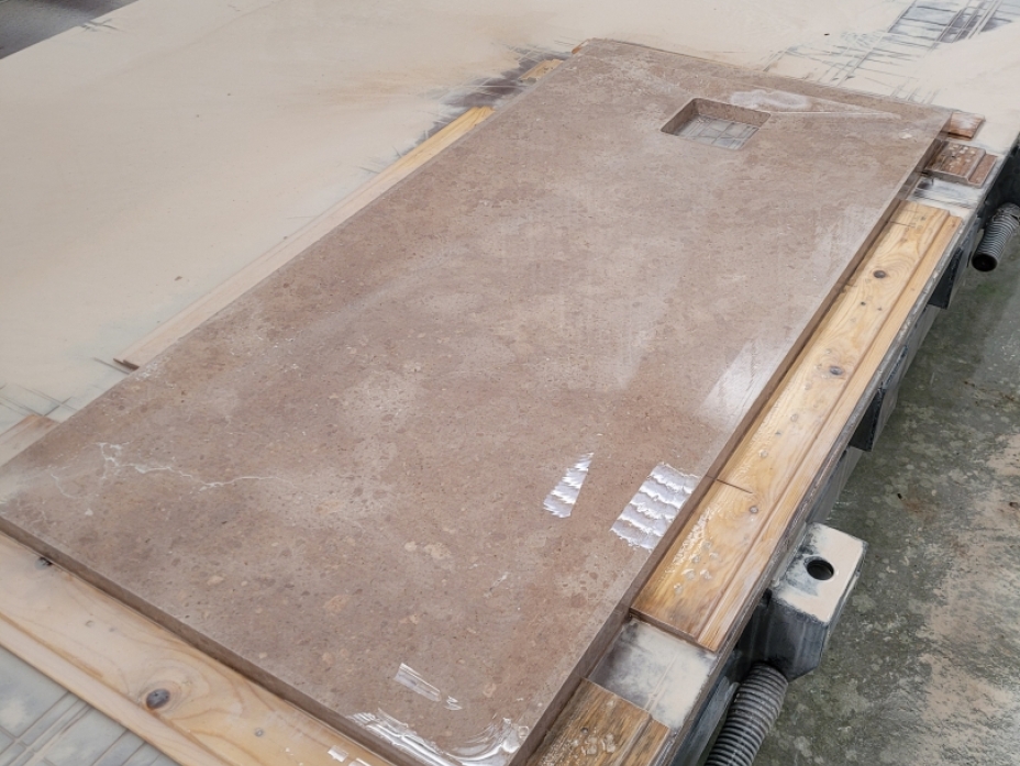 Bac à douche en travertin fabriqué sur mesures à Prunay le Gillon