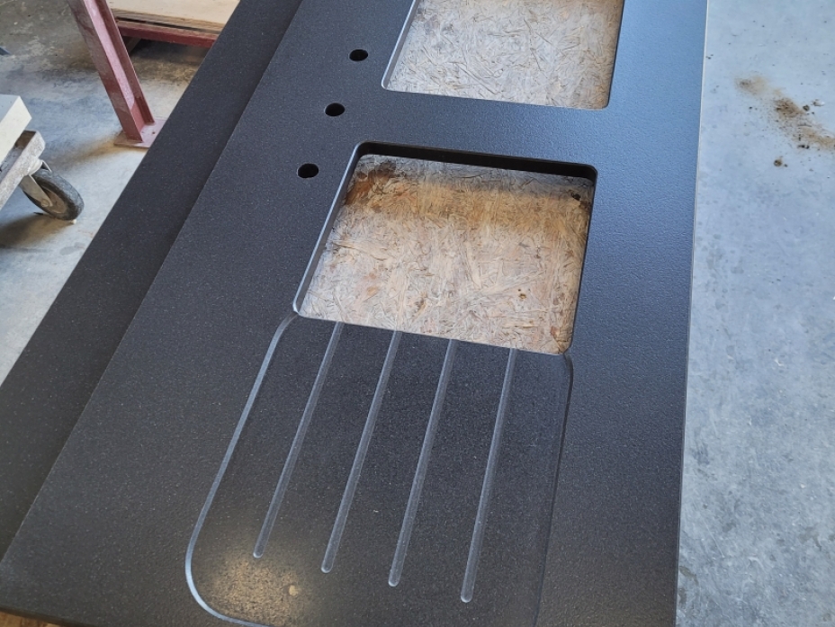 Plan de travail double bac avec égouttoir en granit noir aspect cuir à Auneau