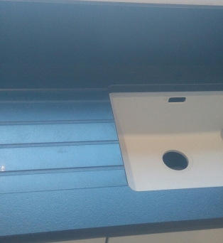 Découpe évier sous plan avec égouttoir taillé dans la masse en granit noir aspect cuir à Auneau