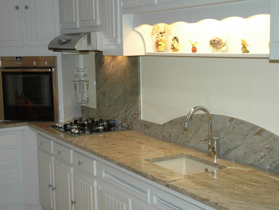 Plan de travail évier avec crédence cintrée en granit impérial green à Jouy