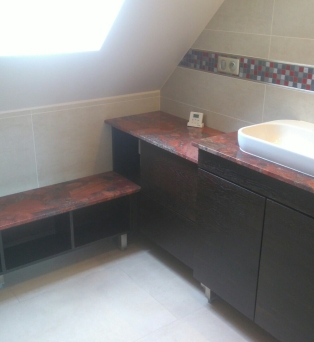 Aménagement de salle de bain en Travertin et plan de travail en granit Marinace à Prunay le Gillon