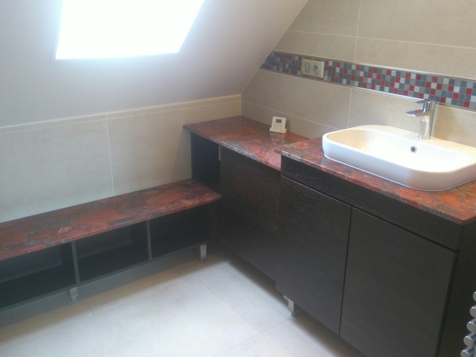 Aménagement de salle de bain en Travertin et plan de travail en granit Marinace à Prunay le Gillon