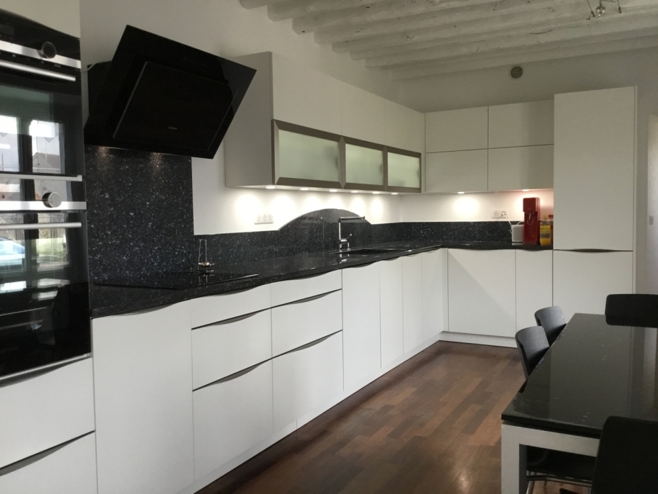 Plan de travail cuisine avec crédence cintré en granit labrador bleu extra à Authon la Plaine