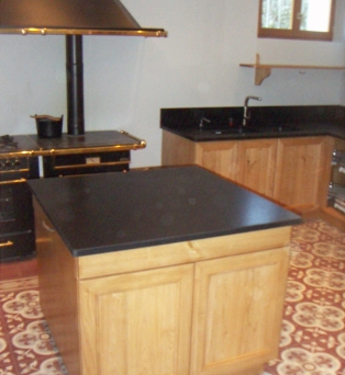 Plan de travail de cuisine en granit noir uni satiné à Denonville