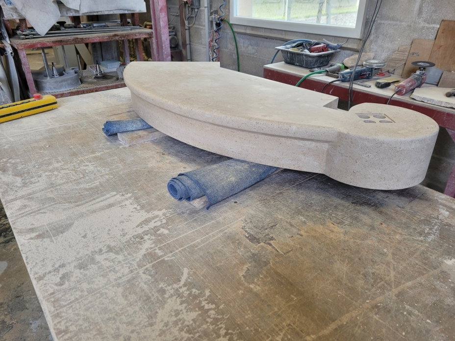 Retaille à l'identique d'une marche d'escalier sur mesure en pierre de Massangis