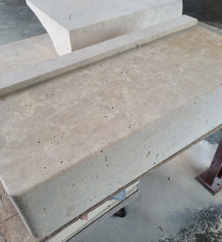 Seuil de porte avec rejingot sur mesure en pierre de Beauce à Chartres