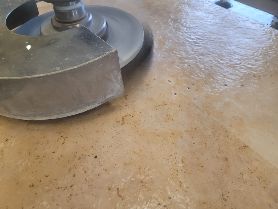 Polissage et aspect vieilli sur dallage en pierre naturelle à la demande 