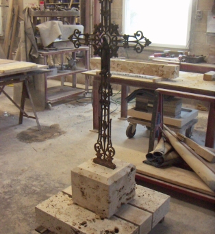 Création et restauration de socle de calvaire en pierre de taille