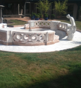 Restauration d'une fontaine en marbre de Carrare et Brocatelle à Pontguoin