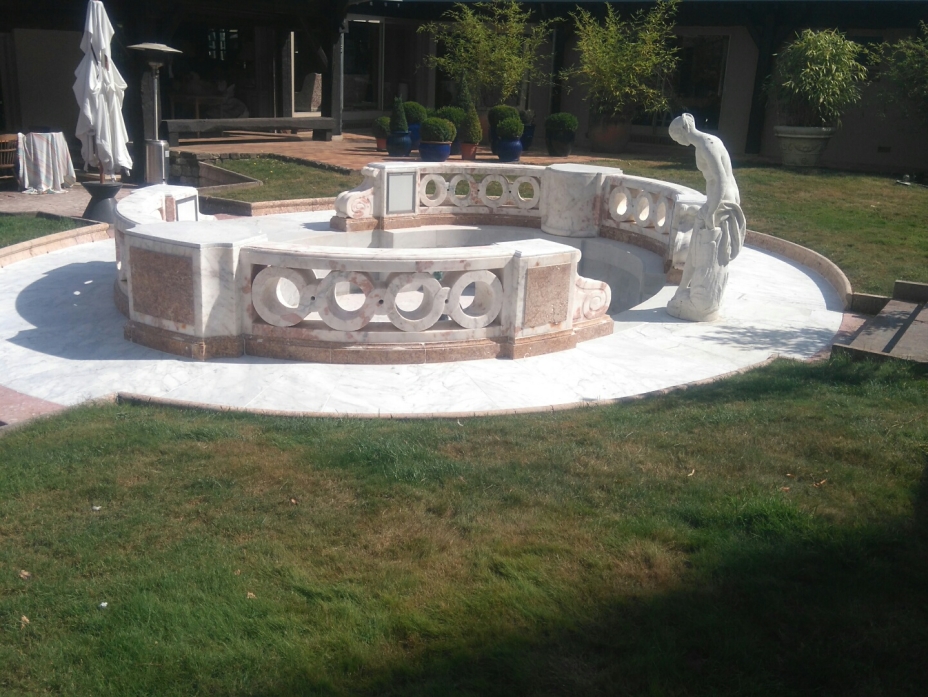 Restauration d'une fontaine en marbre de Carrare et Brocatelle à Pontguoin