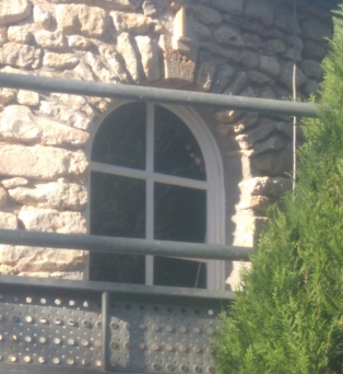Réparation d'un linteau en pierre sur Chapelle à Francourville et insertion d'une croix sculptée