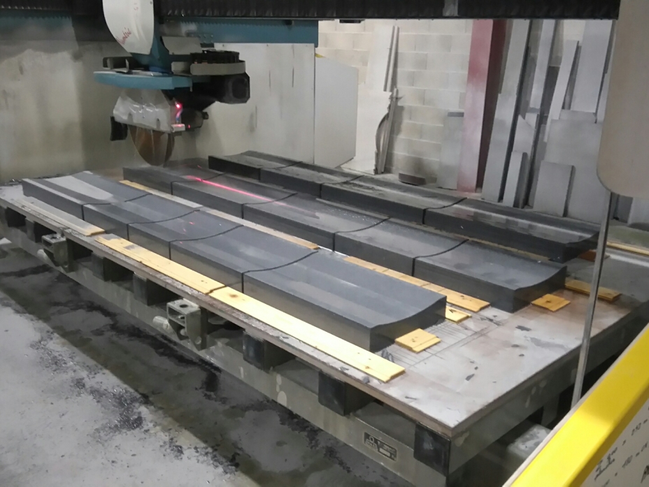 Usinage de caniveau en pierre bleue sur mesures