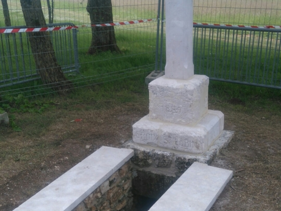 Restauration complète de la croix St Lubin à Voves, restitution des éléments gravés anciens et complément en pierre de Beauce