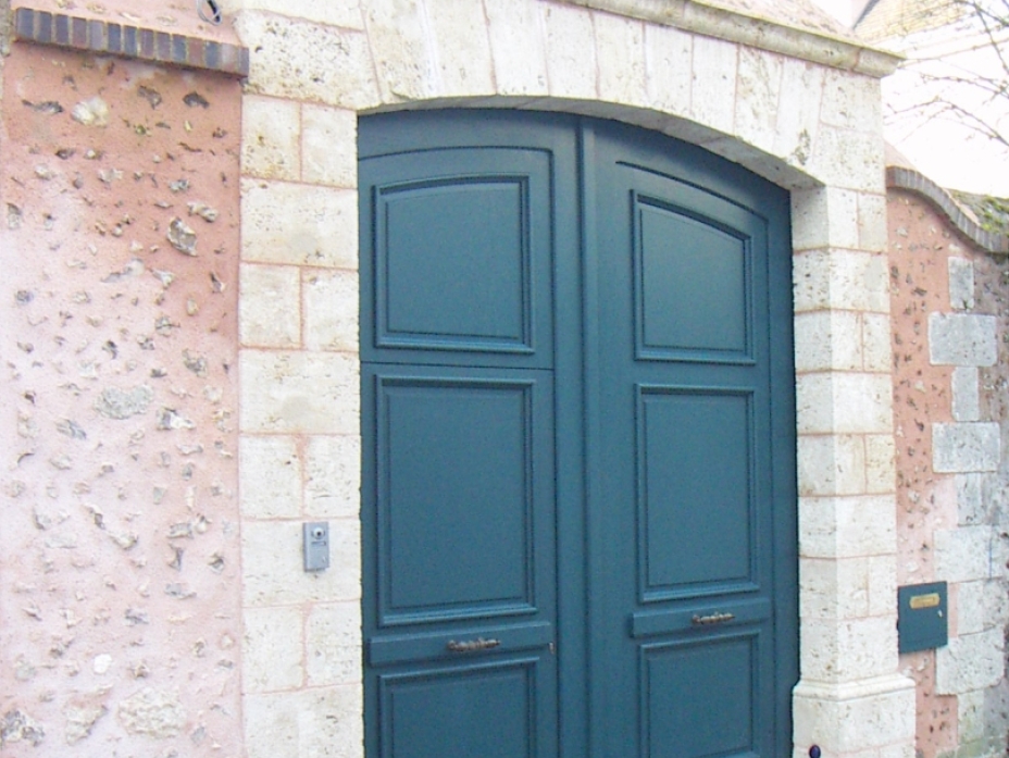 Piliers et linteau de portail en pierre de Berchères à Chartres secteur Cathédrale, taille de pierre massive