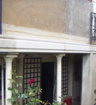 Remplacement à l'identique de bandeau sur balcon en pierre de la Vienne à Epernon