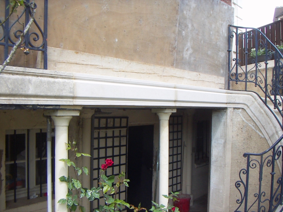 Remplacement à l'identique de bandeau sur balcon en pierre de la Vienne à Epernon