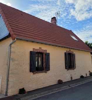 Ravalement de façade en pierre apparente au mortier de chaux, remplacement des encadrements de fenêtres en briques flammées à Corancez