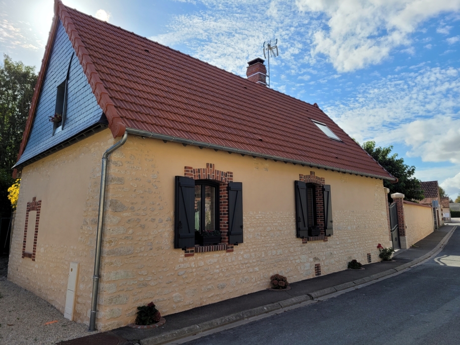 Ravalement de façade en pierre apparente au mortier de chaux, remplacement des encadrements de fenêtres en briques flammées à Corancez