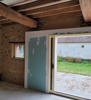 Aménagement de baie vitrée, rejointoiement de briques et enduit au mortier de chaux pour pierres apparentes à Saint Lucien