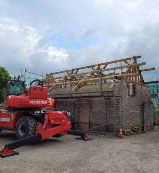 Remplacement de charpente, scellement et reprise de maçonnerie en moellon