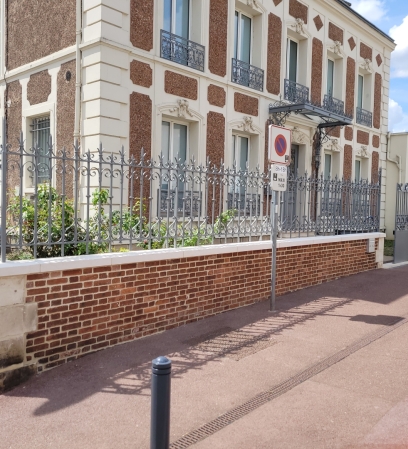 Restauration de muret en briques et remplacement de chaperon en pierre de la Vienne à Epernon